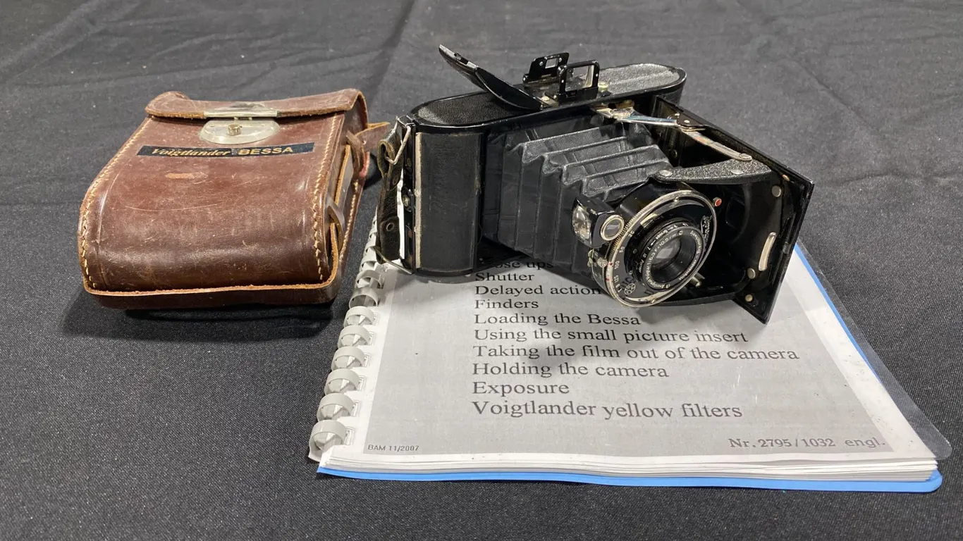 VOIGTLANDER BESSA VINTAGE FOLDING CAMERA WITH ANASTIGMAT VOIGTAR 1:6.3 LENS, CASE & INSTRUCTION