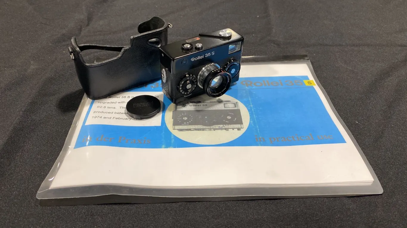 ROLLEI 35S PREMIUM COMPACT 35MM CAMERA WITH 40MM F/2.8 SONNAR LENS & PROTECTIVE CASE