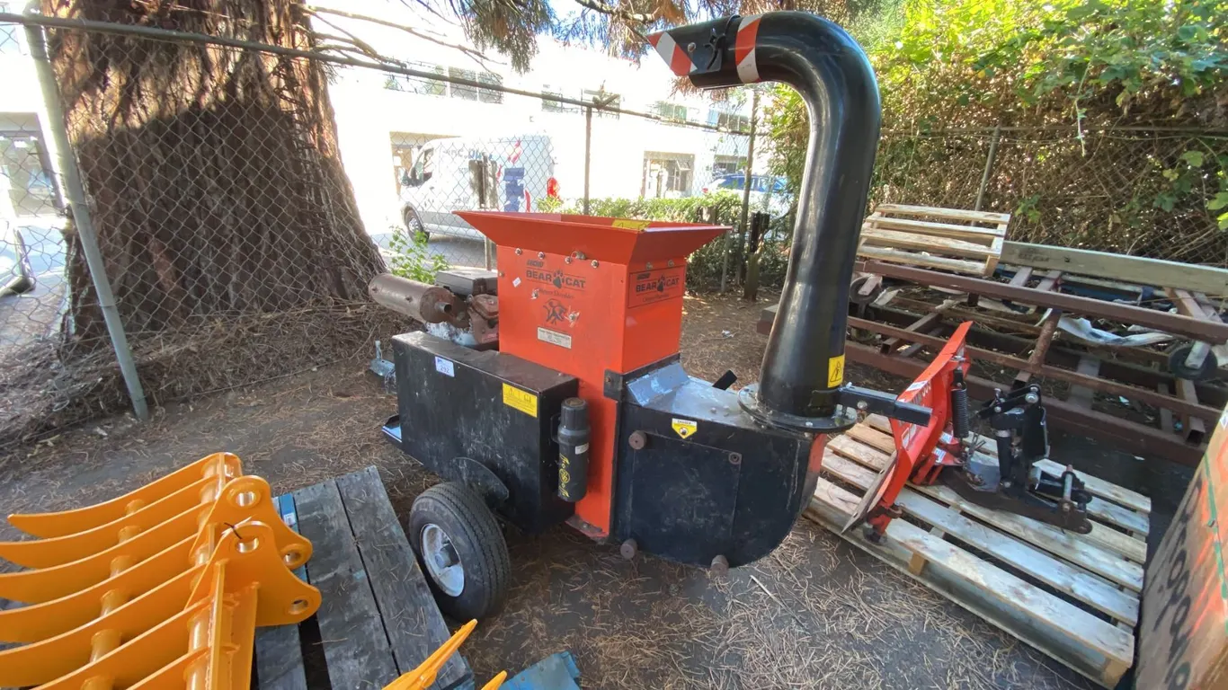 ECHO BEAR CAT SC5614 GAS POWERED SINGLE AXLE HONDA GX 620 INDUSTRIAL CHIPPER / SHREDDER WITH