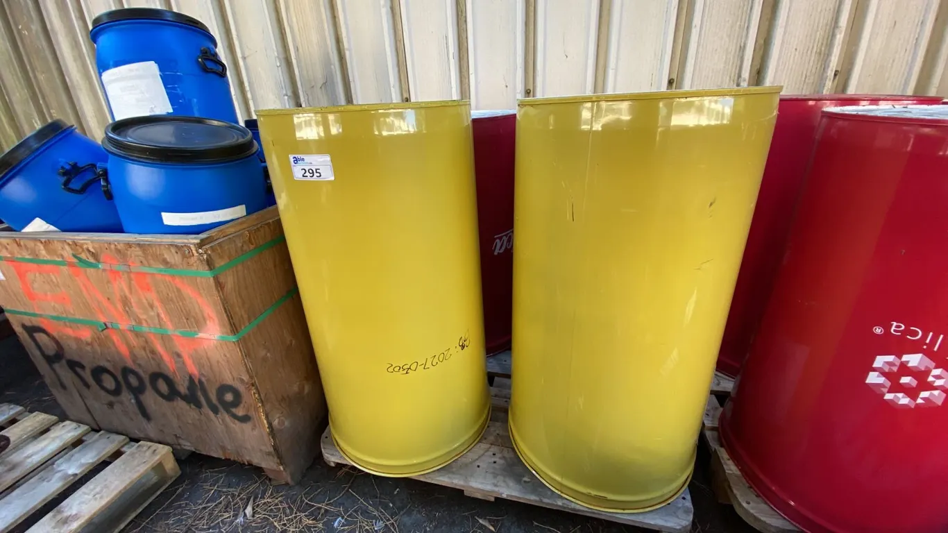 PALLET OF 4 METAL INDUSTRIAL STORAGE BARRELS *2 YELLOW, 2 RED*
