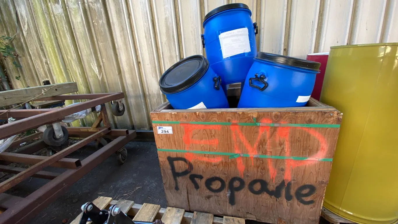 PALLET CRATE OF BLUE PLASTIC COMMERCIAL MINI TRANSPORT BARRELS WITH HANDLES / LIDS