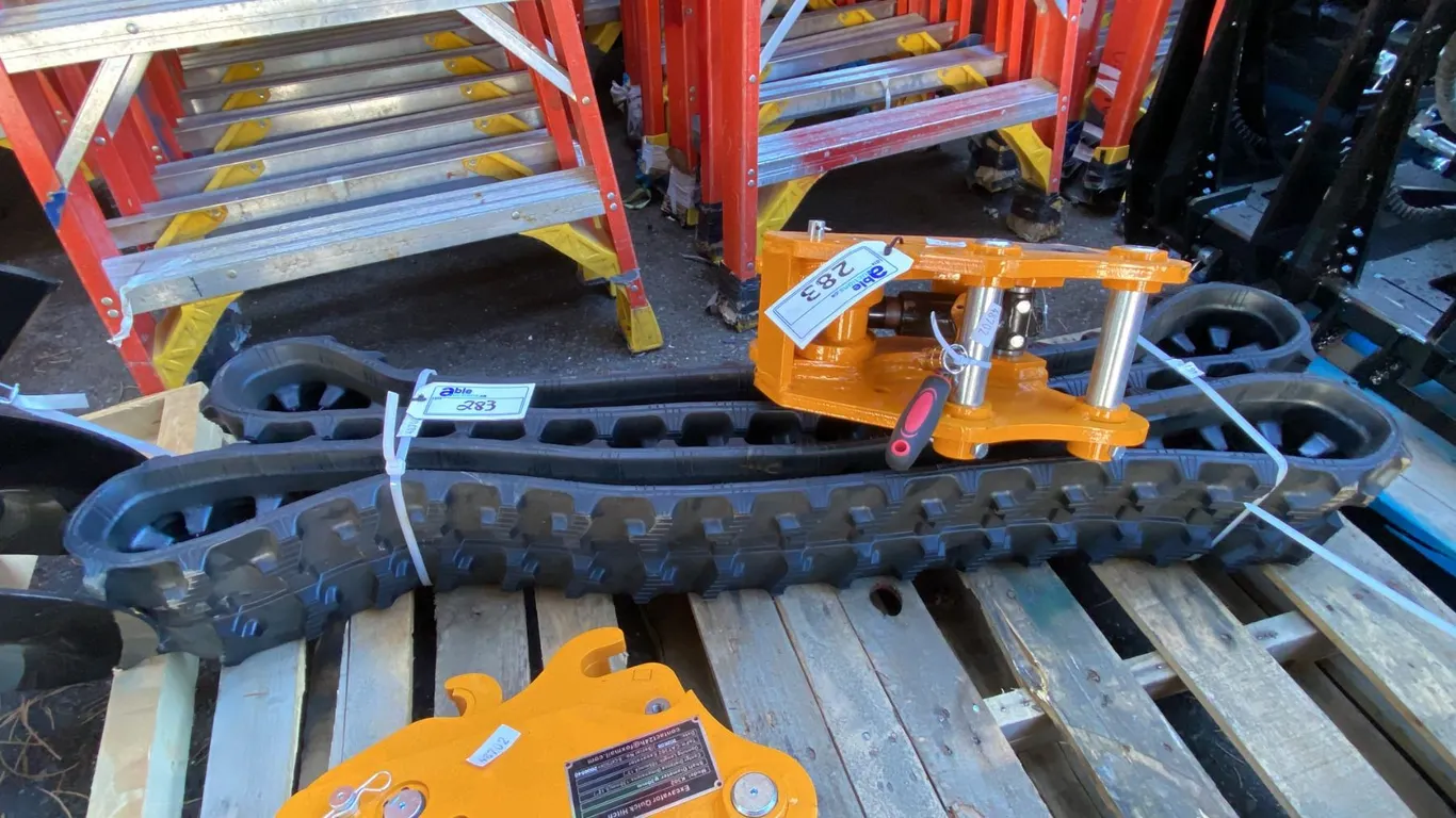 K302 EXCAVATOR QUICK HITCH EXCAVATOR ATTACHMENT *FITS 302 EXCAVATORS* & PAIR OF 7" RUBBER