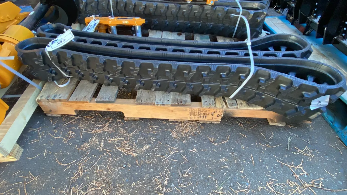 K302 EXCAVATOR QUICK HITCH EXCAVATOR ATTACHMENT *FITS 302 EXCAVATORS* & PAIR OF 7" RUBBER
