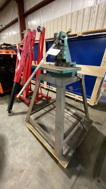 AKHURST MACHINERY INDUSTRIAL HAND OPERATED NOTCHER *RIGHT SIDE OF BED HAS CRACK*