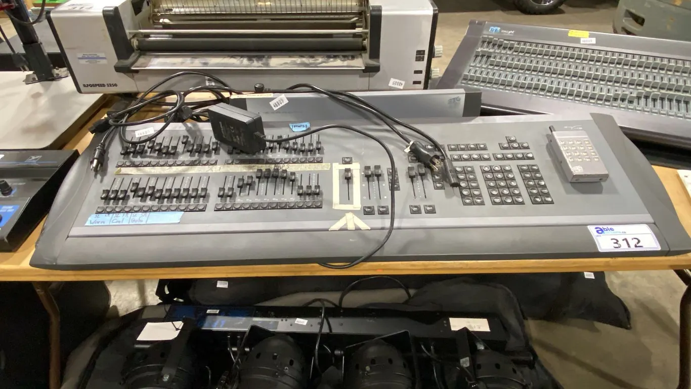 ETC EXPRESS 24/48 CHANNEL PROFESSIONAL STAGE LIGHTING CONTROL CONSOLE WITH POWER CORD & COVER