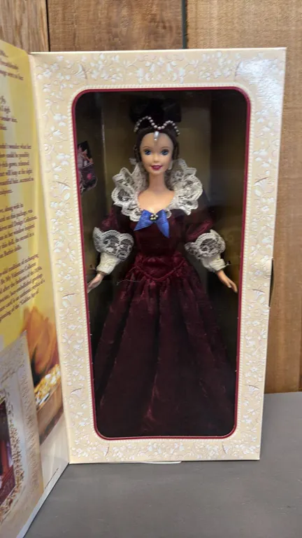 VINTAGE 1996 HALLMARK SENTIMENTAL VALENTINE BARBIE *IN ORIGINAL BOX*