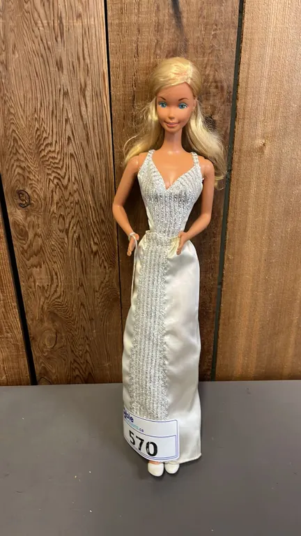 VINTAGE 1976 SUPERSIZE BARBIE (18"T)