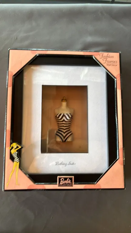 VINTAGE 2003 BARBIE FASHION FRAMES WALL DECOR BATHING SUIT *IN ORIGINAL BOX*