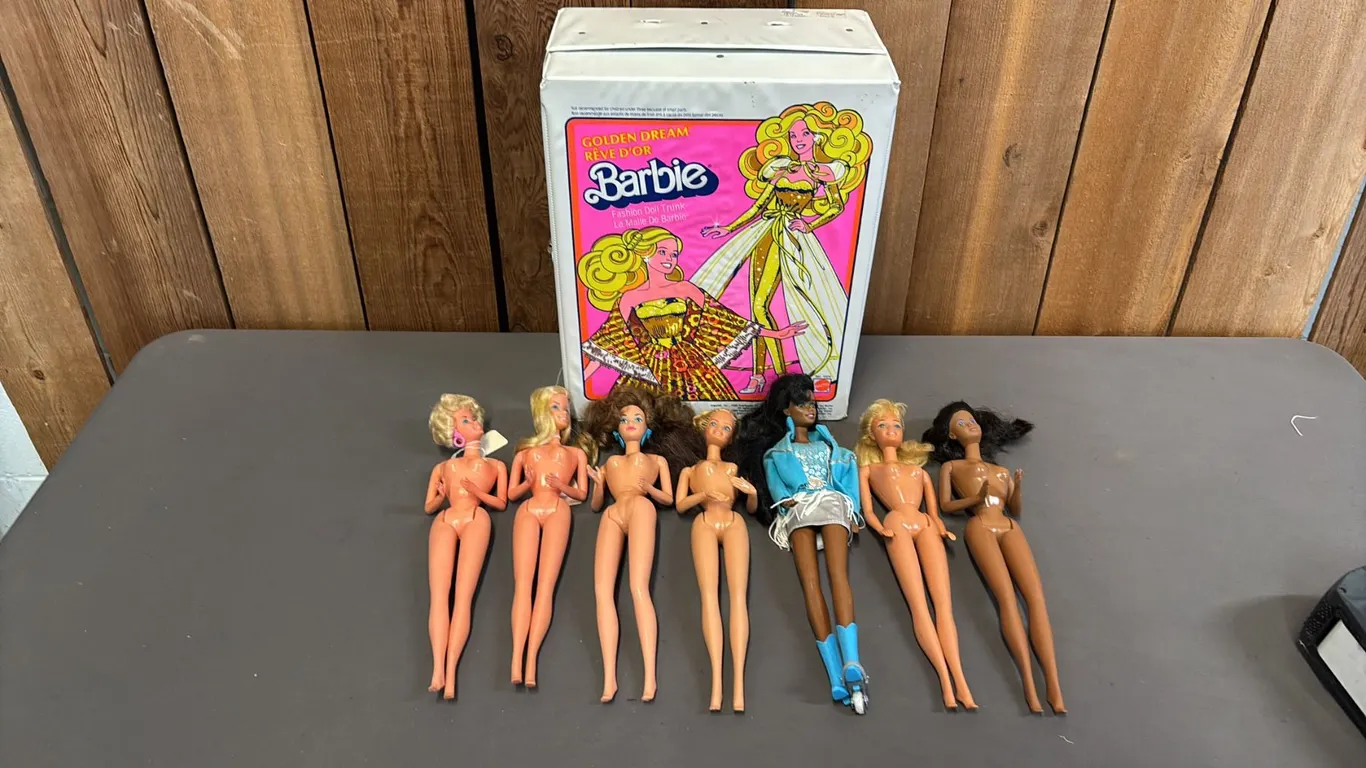 ASSORTED VINTAGE BARBIES IN VINTAGE 1980 FASHION DREAM BARBIE FASHION DOLL TRUNK