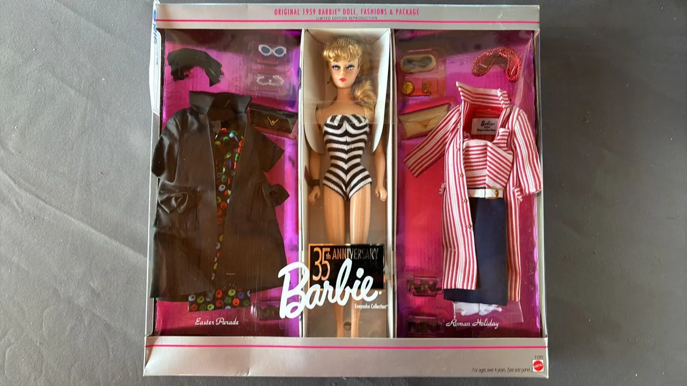 VINTAGE 1993 35TH ANNIVERSARY BARBIE: 1959 REPRODUCTION DOLL AND CLOTHES *IN ORIGINAL BOX*