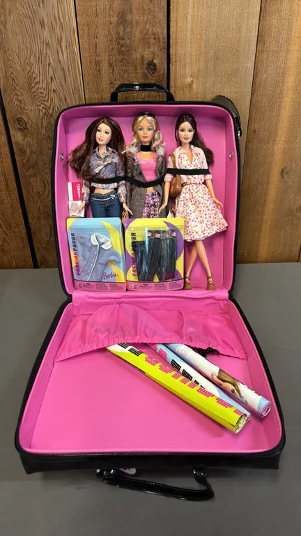 VINTAGE FASHION FEVER BARBIE, THERESA & GILLIAN DOLLS IN FASHION FEVER CARRY CASE
