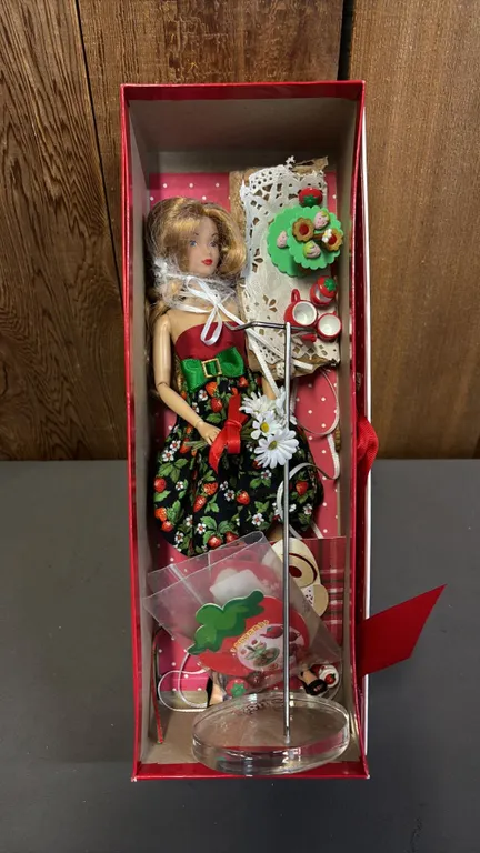 VINTAGE FASHION DOLL WITH ACCESSORIES & STAND *IN ORIGINAL BOX*