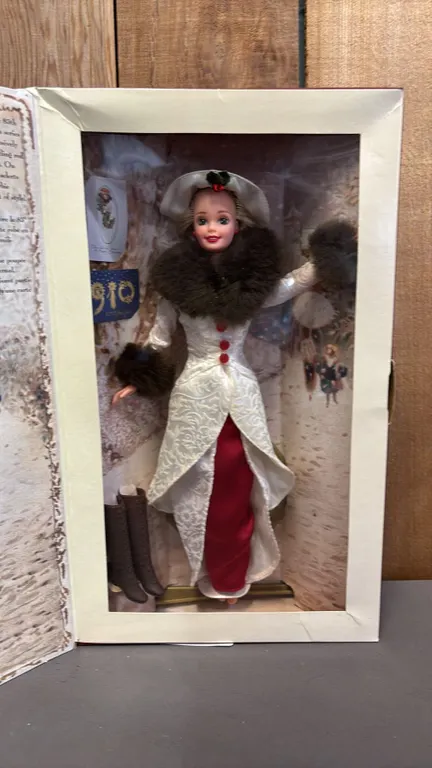 VINTAGE 1995 HALLMARK SPECIAL EDITION HOLIDAY MEMORIES BARBIE *IN ORIGINAL BOX*