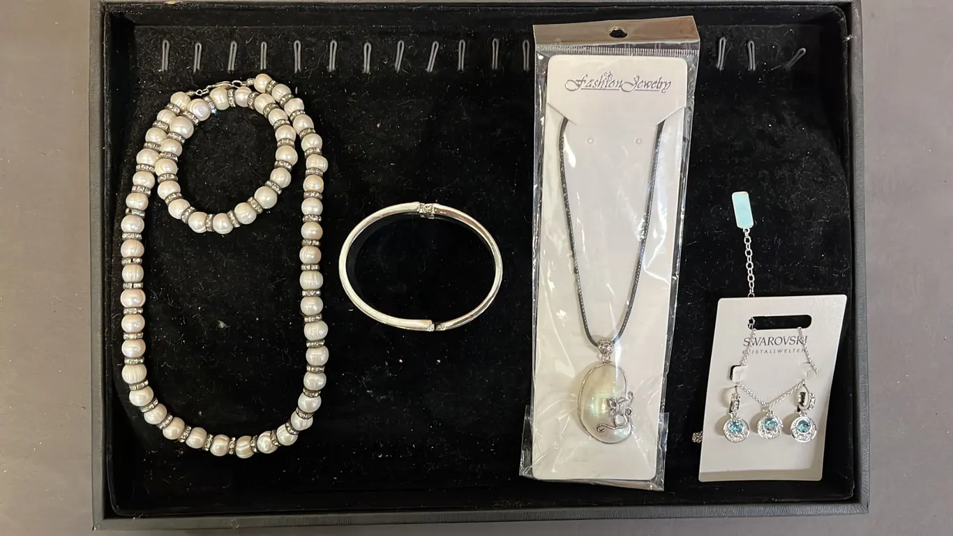 TRAY OF PEARL NECKLACE & BRACELET, BAROQUE PEARL PENDANT, RHINESTONE BRACELET & SWAROVSKI PENDANT &