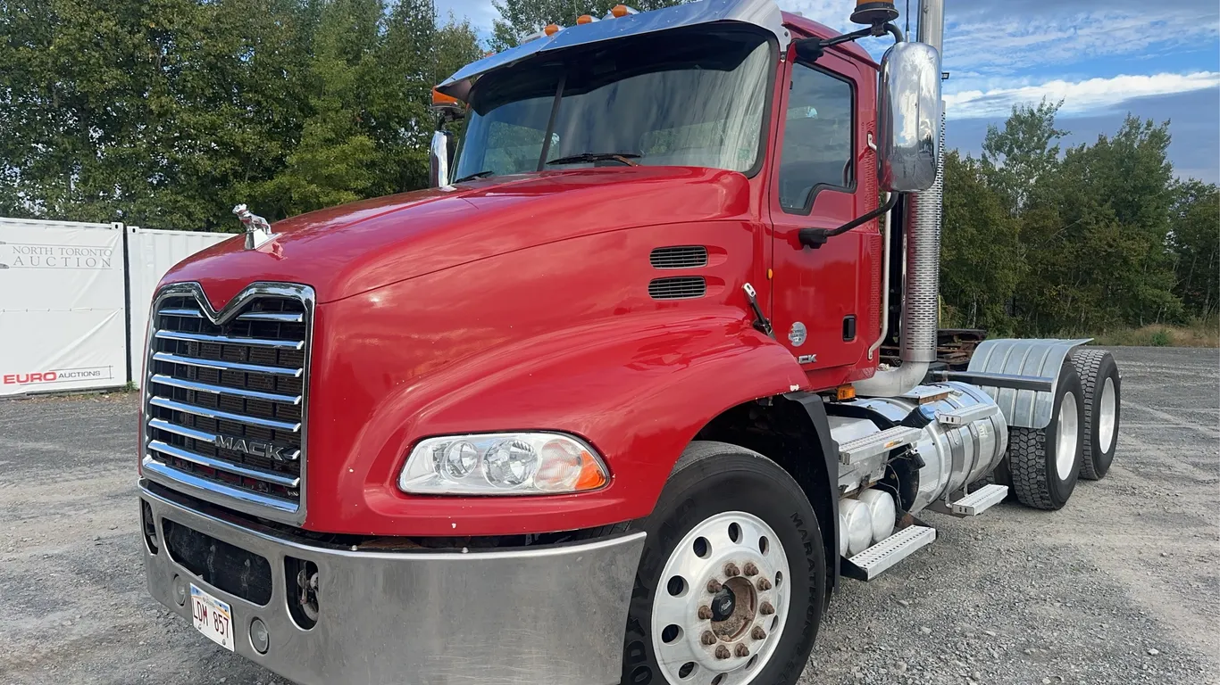 2015 Mack Pinnacle T/A Day Cab Truck Tractor