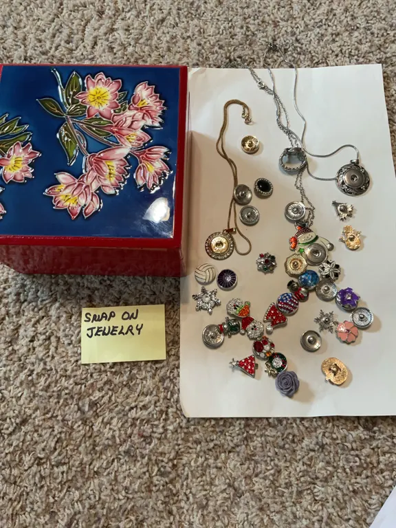 Flower Style Jewelry Box with Snap-on Jewelry