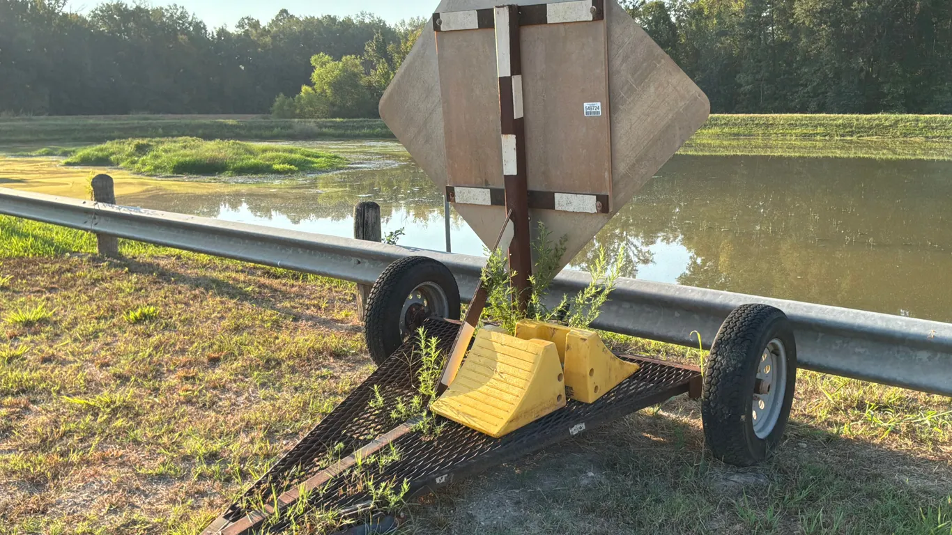 TOWABLE SIGN TRAILER