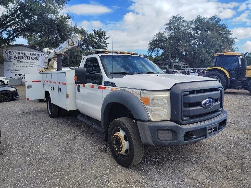 2016 Ford F550 -4WD UTILITY w/CRANE RUNS/MOVES