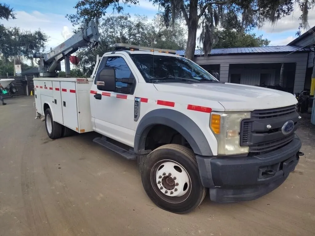 2017 Ford F550 SD XLT W/CRANE RUNS/MOVES