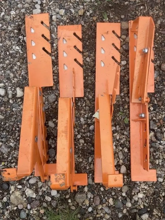Two pairs of roof brackets. Adjustable to three