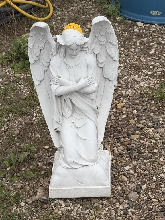 Kneeling angel garden statue with crossed arms