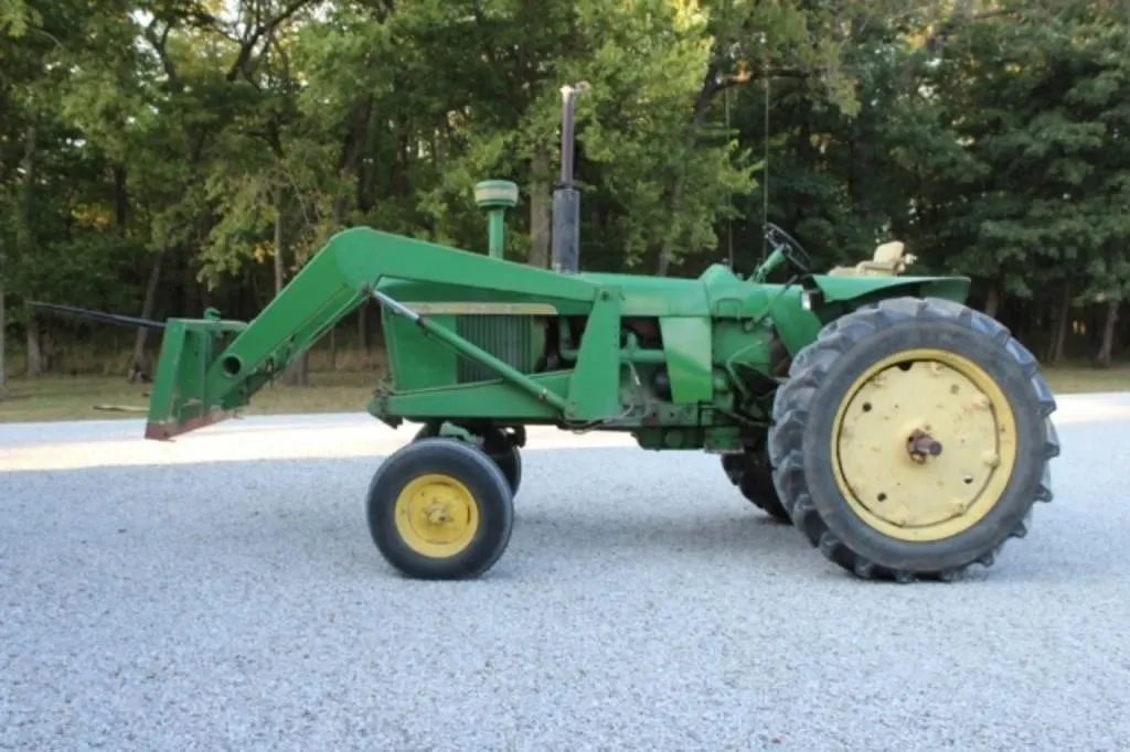 JD 4010 Tractor w/E0048 Loader & Spear