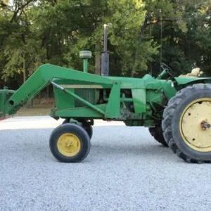 JD 4010 Tractor w/E0048 Loader & Spear