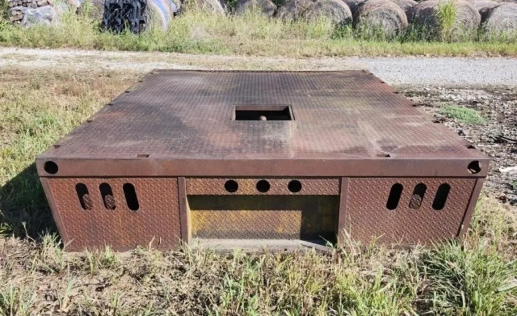 10'L x 8'W Metal Flatbed w/2 5/16" Hide-A-Ball