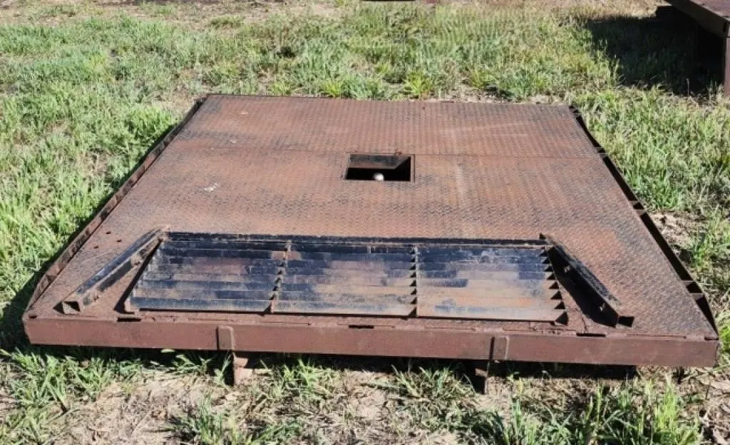 8'L x 7.8'W Metal Flatbed w/2 5/16" Hide-A-Ball