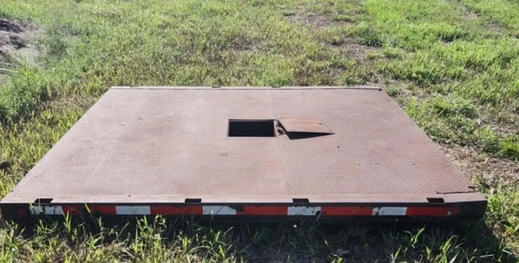 8.6'L x 8'W Metal Flatbed w/Hide-A-Way Ball