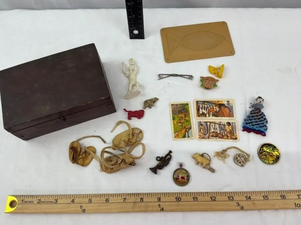 Curio, Souvenir & Trinket Assortment