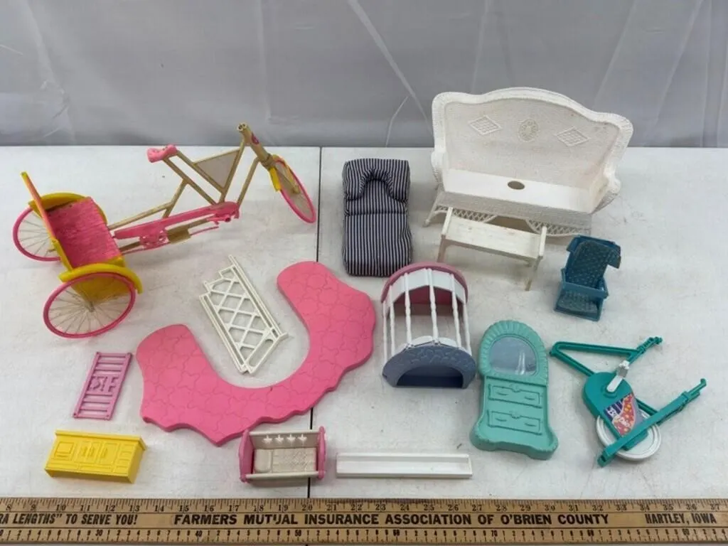 Dollhouse Furniture & Accessories (Lot of 14)