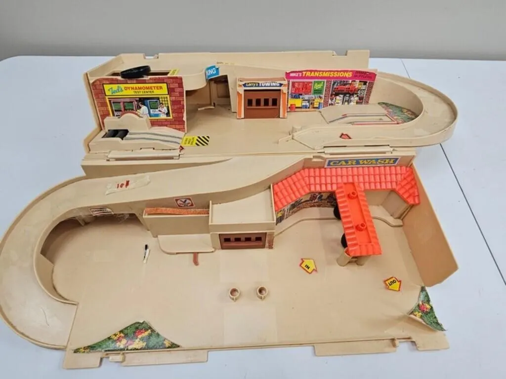 Vintage Mattel Hot Wheels Service Center Set