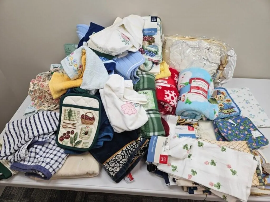 Kitchen Textile Mixed Lot - Towels & Throws