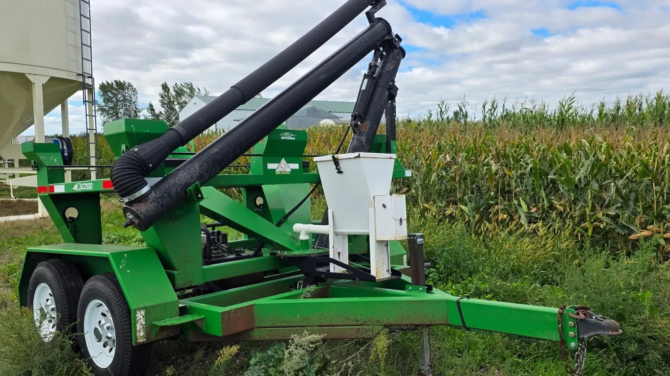 Hitch Doc tandem axle seed tote tender