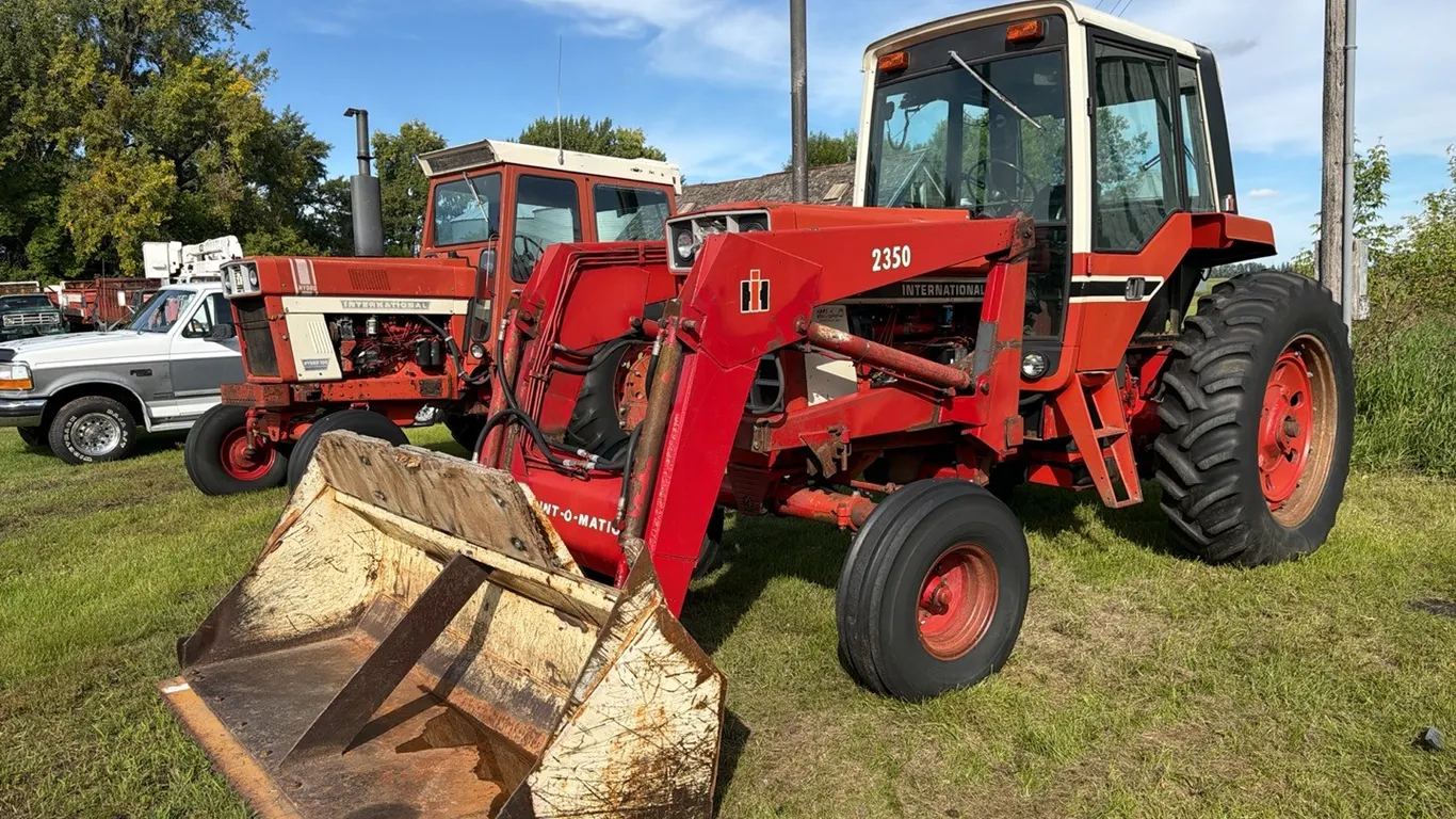 IH Farmall 186 Hydro 2WD w/ IH 2350 Mount-O-Matic front loader