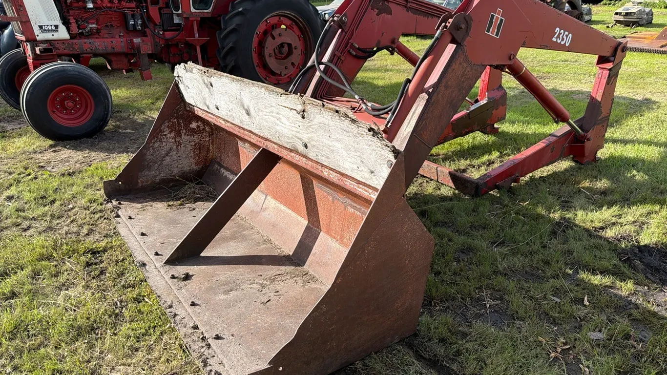 International 2350 Mount-O-Matic front loader