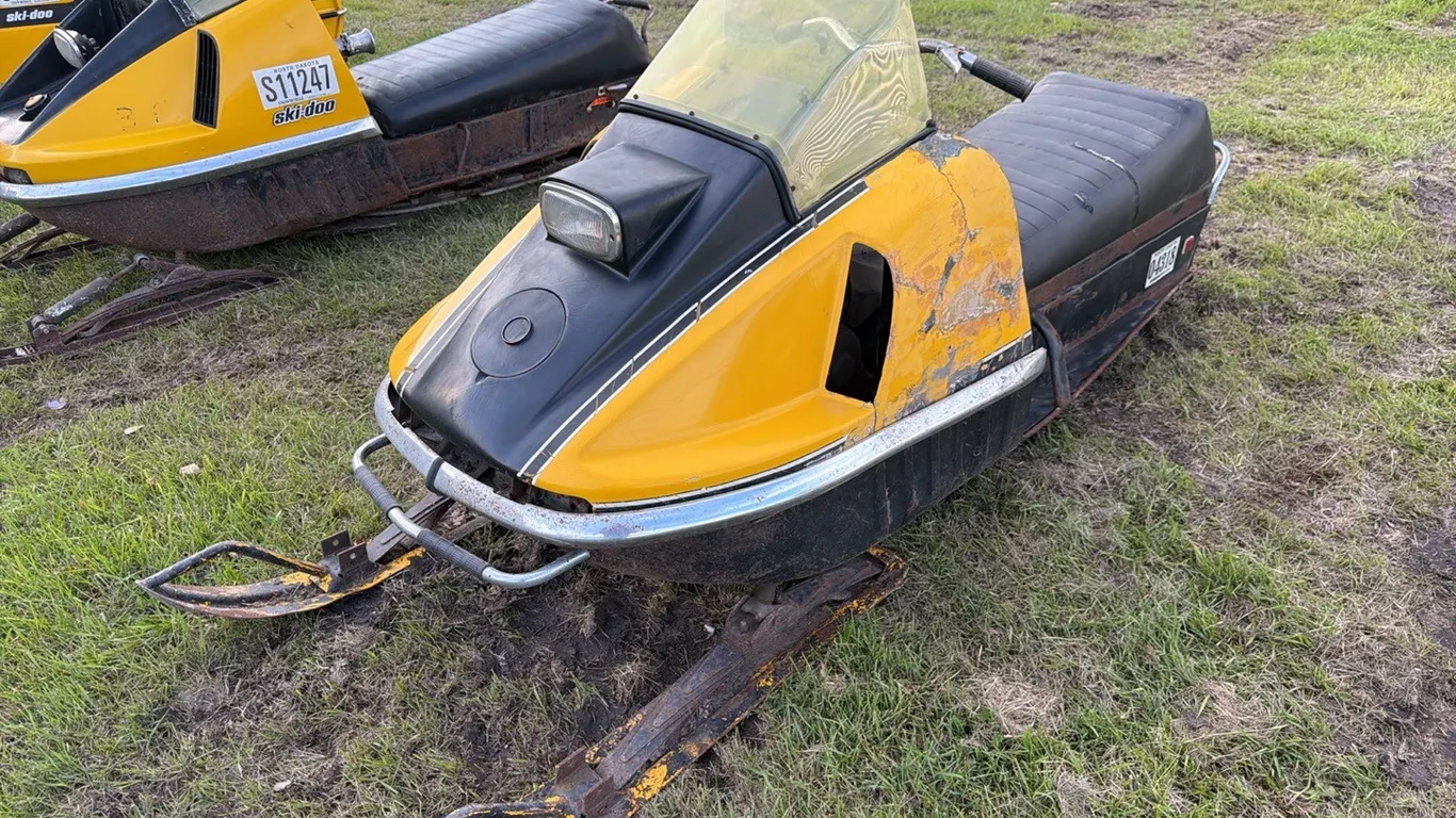 Ski-Doo 440 snowmobile (Non-Running)