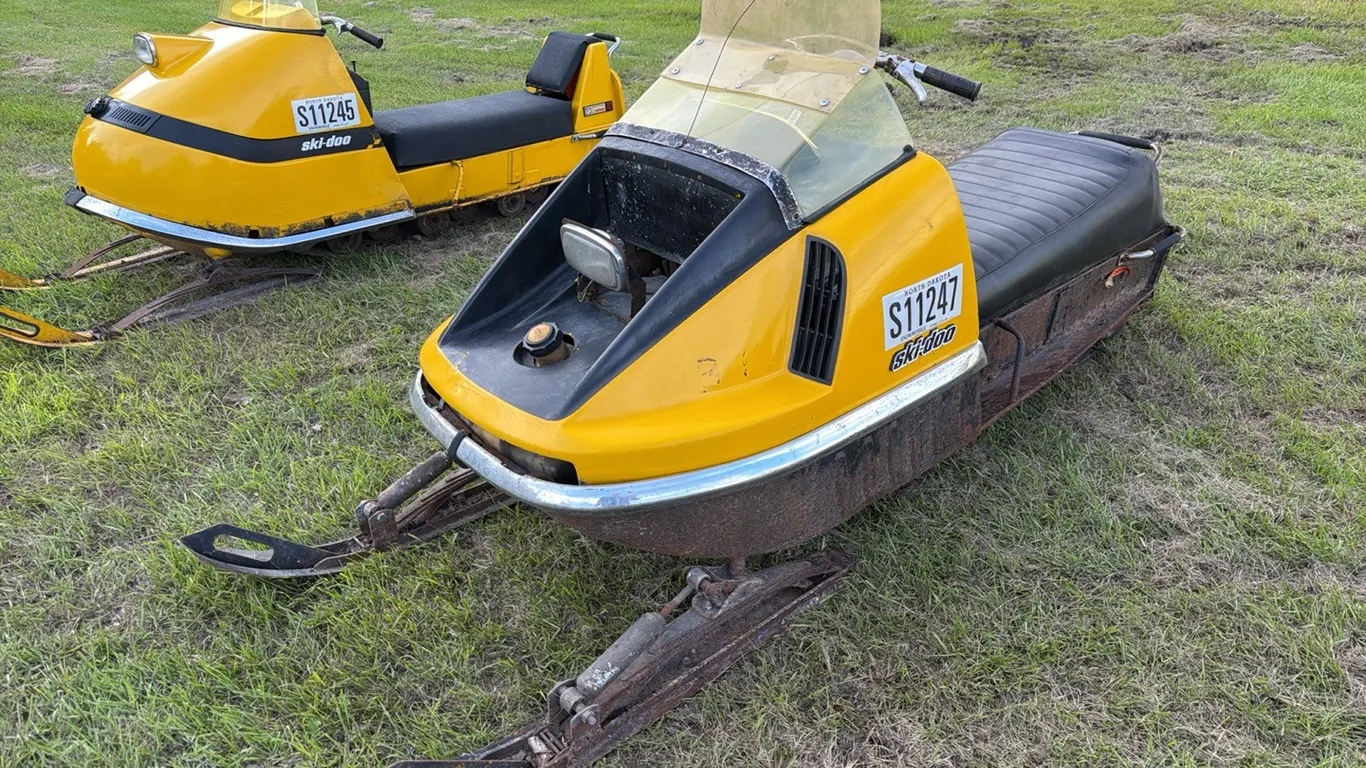 Ski-Doo Blizzard Snowmobile (Non-Running)