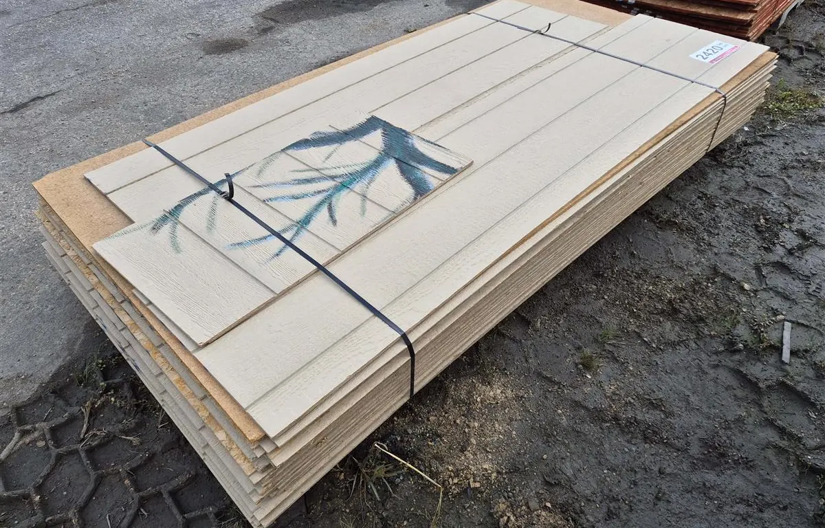 Lift of 4' x 8' Textured Panel Siding
UNRESERVED