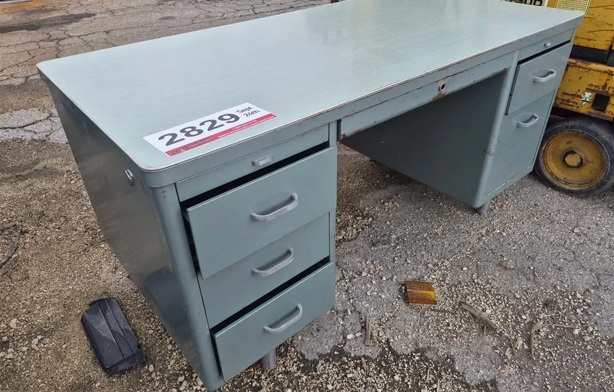 Vintage Metal Office Desk
UNRESERVED