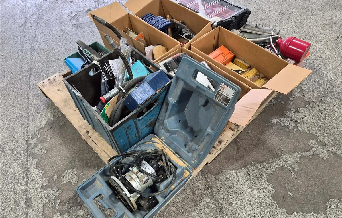 Assorted Shop Tools & Hardware
UNRESERVED