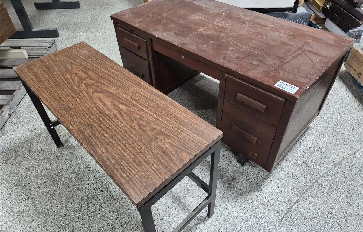 Wooden Office Desk & Bench
UNRESERVED