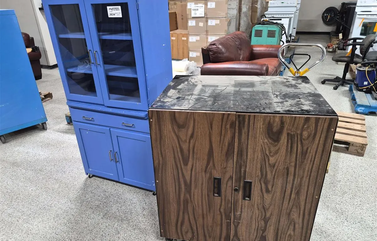 Blue Display Cabinet & Bretford Rolling Cabinet
UNRESERVED