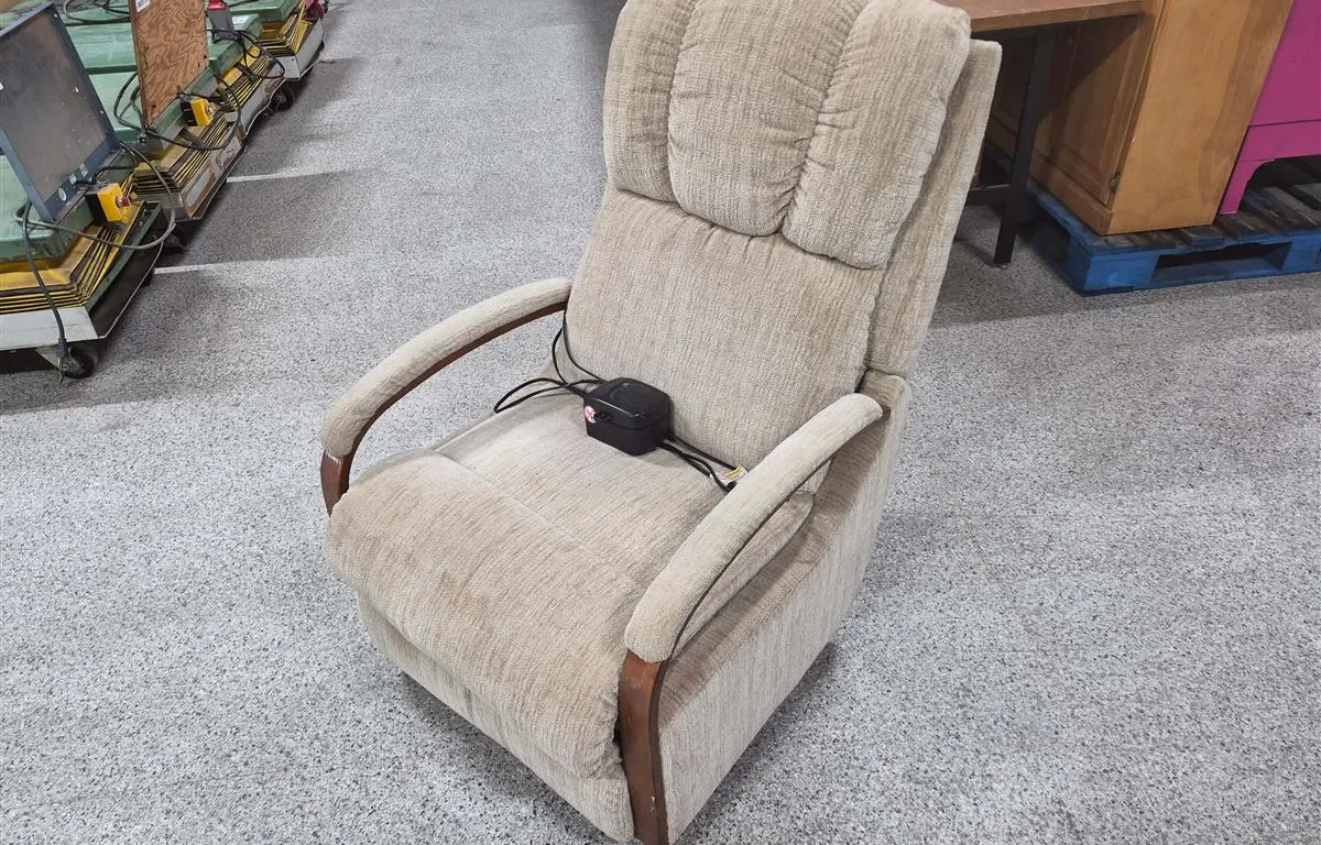 La-Z-Boy Power Lift Recliner
UNRESERVED