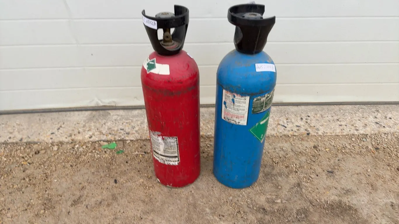 Two DOT-3AL1800 Aluminum CO2 Gas Cylinders, 1800 PSI