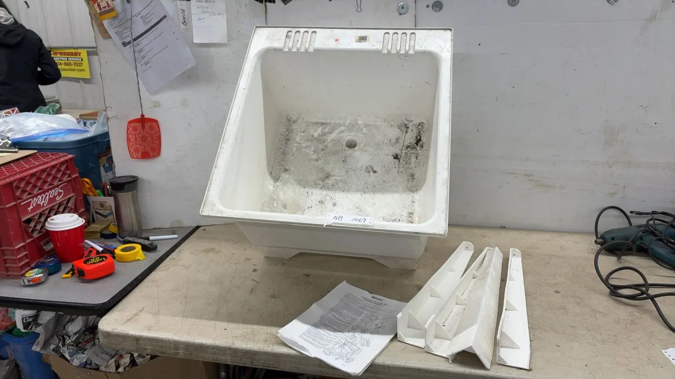 MAAX Laundry Tub with Plastic Legs and Assembly Instructions