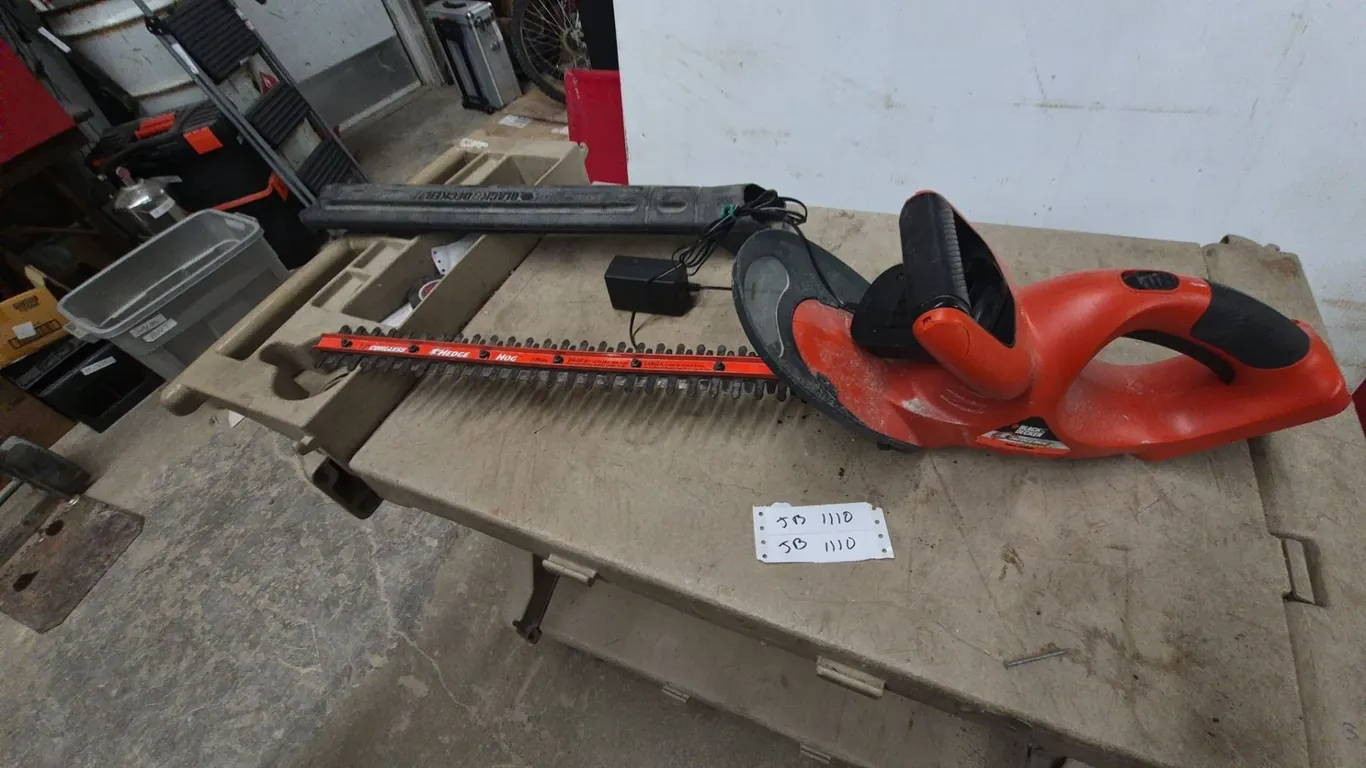 Black and Decker 22” Cordless Hedge Hog Trimmer, Charger, and Blade Cover
