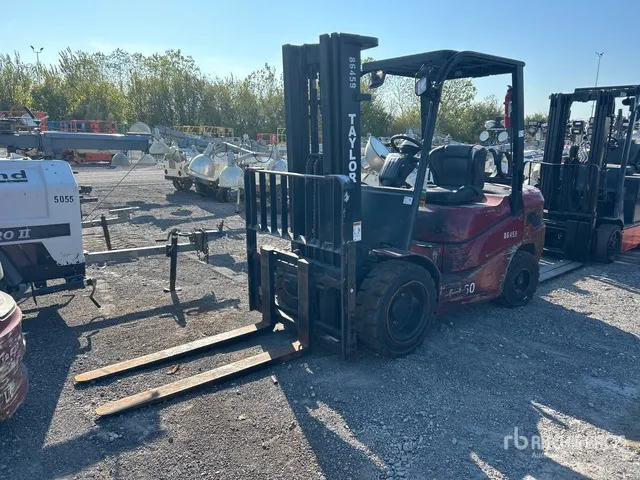 Taylor GT60L 5625 lb Pneumatic Tire Forklift