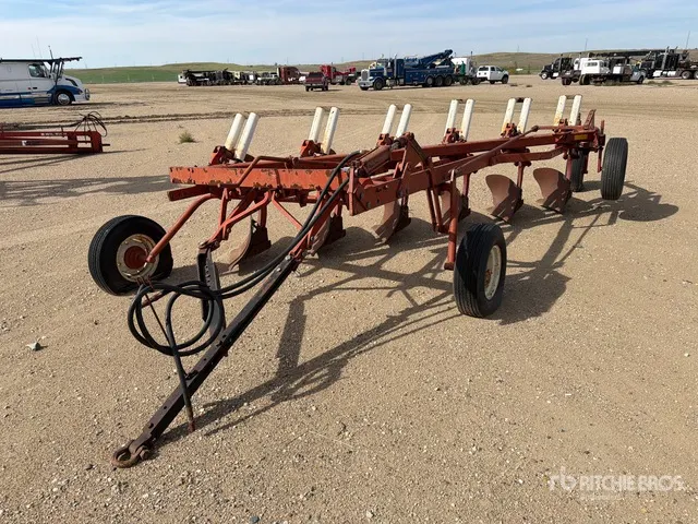 International 770 96 in 6 Bottom Breaking Plow